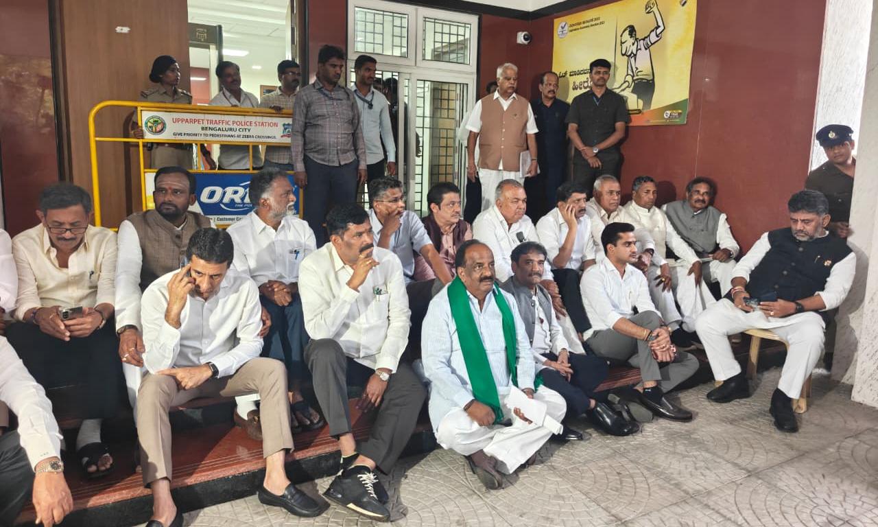 DKS, ministers squat outside SEC office, allege Form 7 misuse, voter-deletion plan