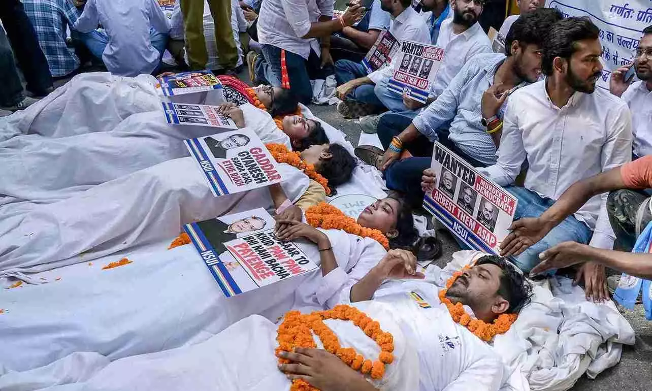 SC notice to EC sparks fresh Congress-BJP war of words; NSUI continues protest SC notice to EC sparks fresh Congress-BJP war of words; NSUI continues protest