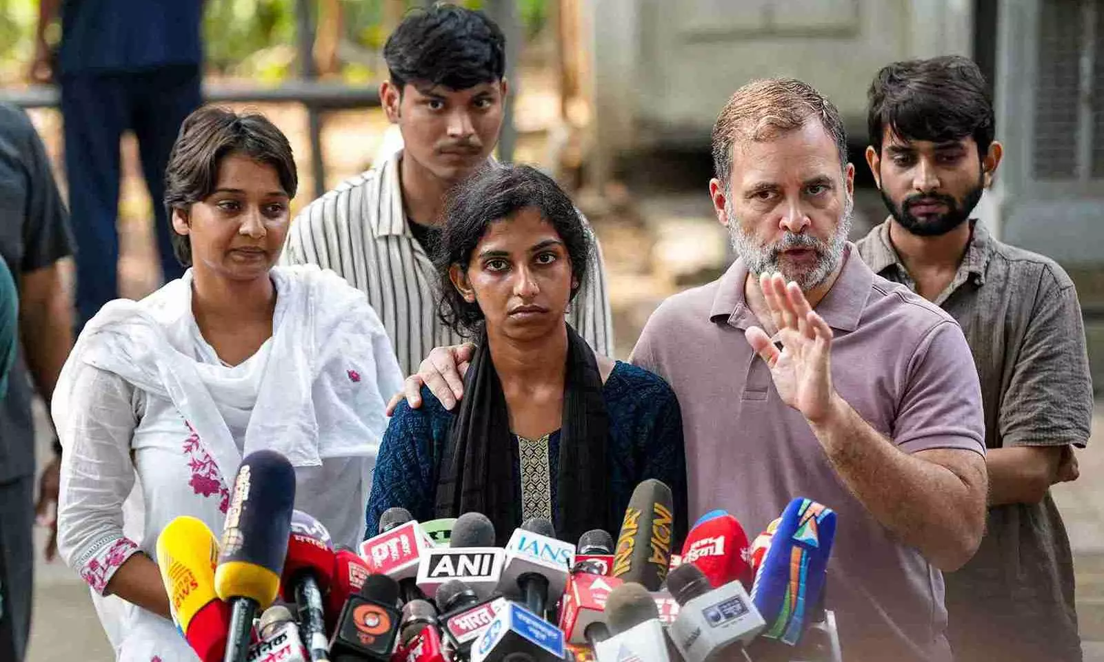 LIVE | Oppn rallies behind CJP after arrests; Rahul asks students to create evidence when held