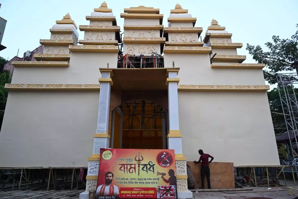 Kamardanga Sarbojanin Durgotsav Samiti in Kolkata’s Entally area has adopted Bam Byodh (Slaying the Left) as its slogan. The committee has chosen “Hindu Sanatan Rashtra” as its pandal theme. Photo: Debosree Chatterjee