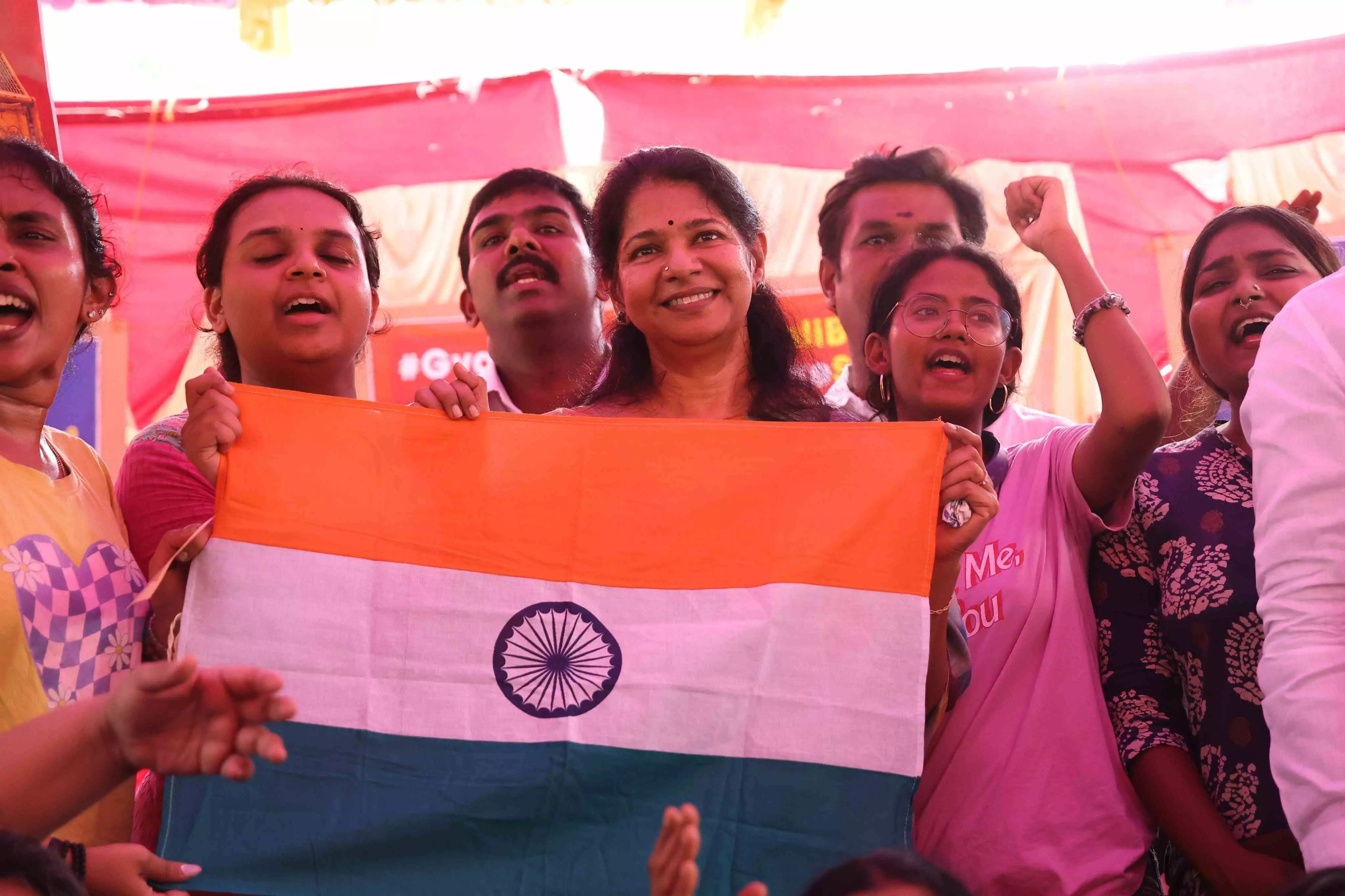Kanimozhi joins anti-SIR protest Kanimozhi joins anti-SIR protest